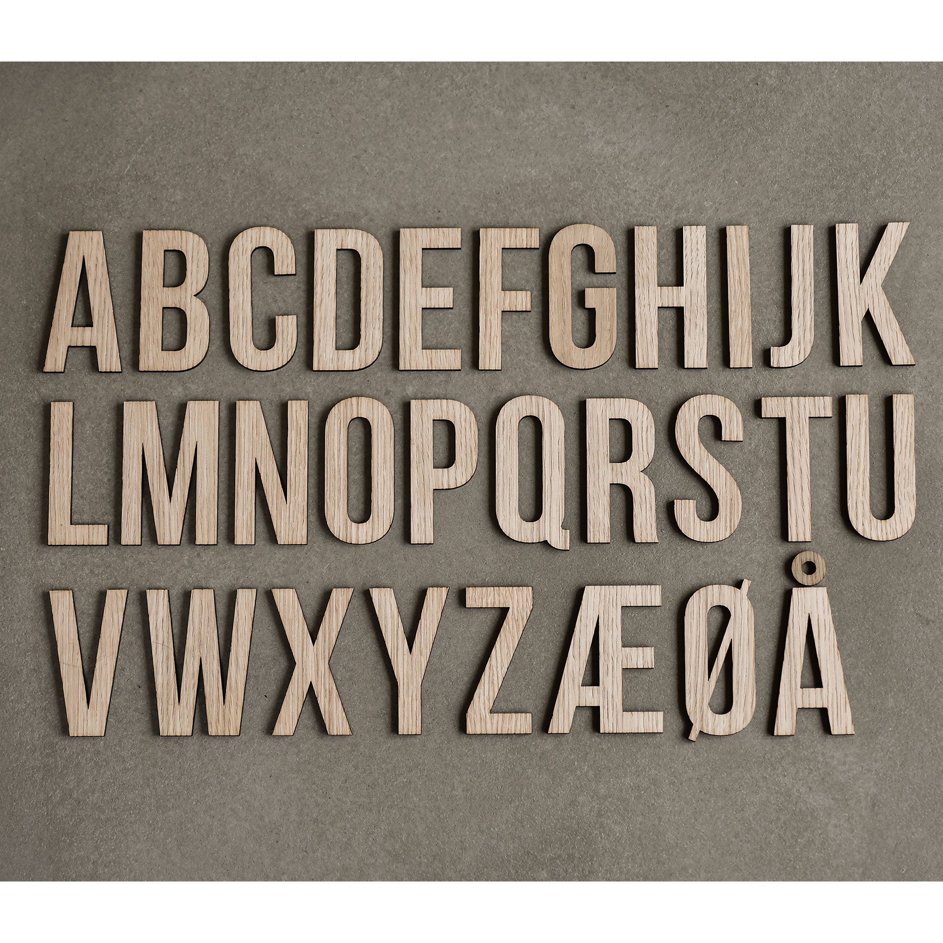 Buchstabe N Helles Eichenholz
