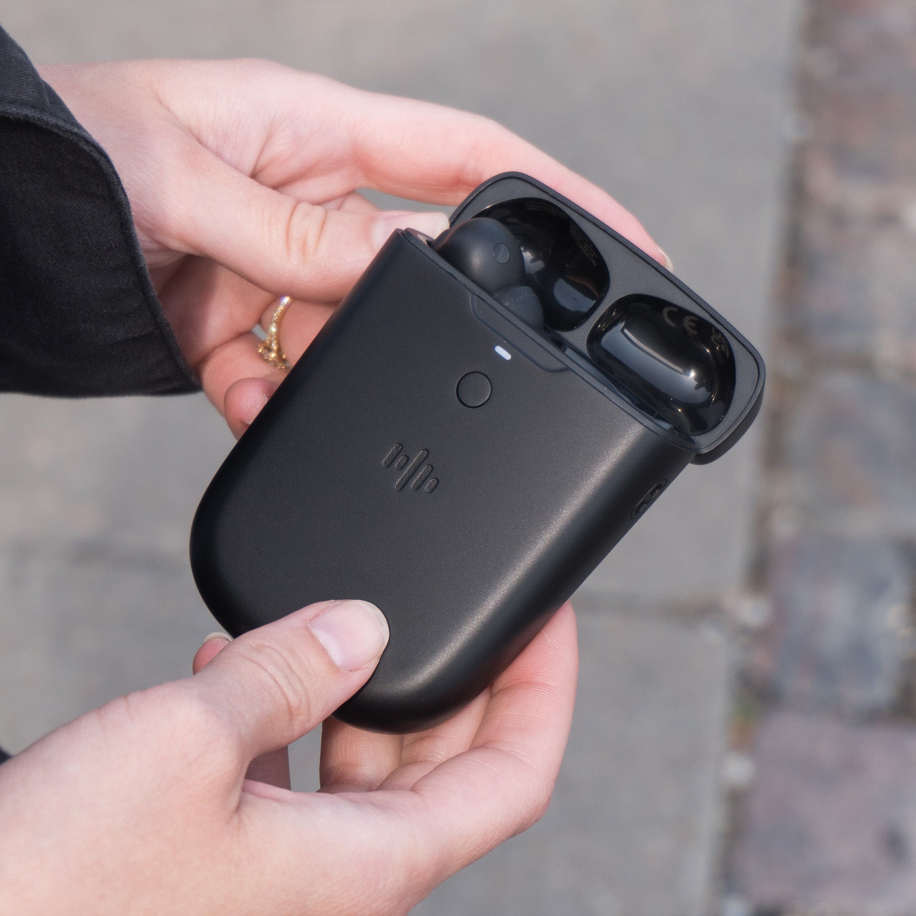 Solar in-ear black
