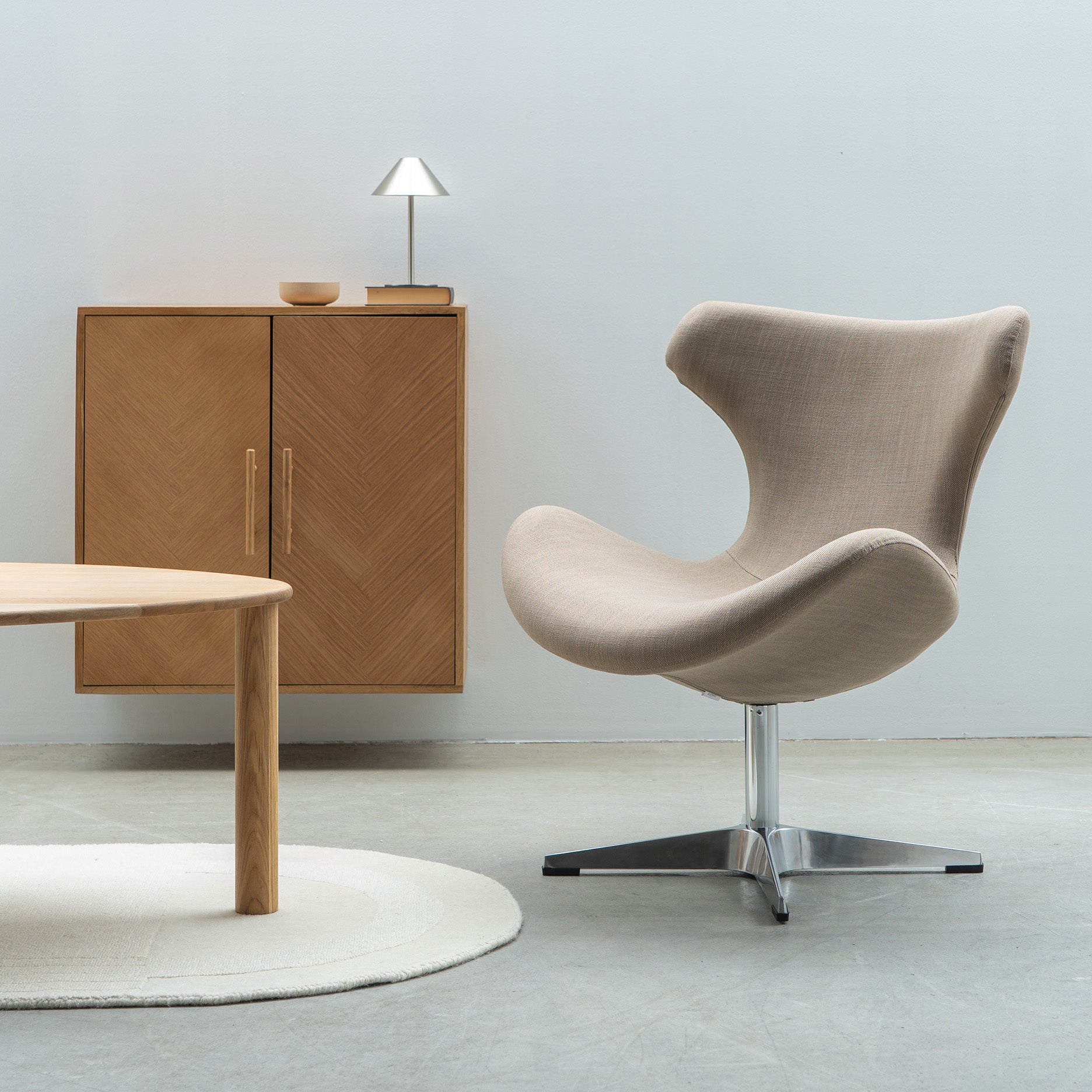 Kato loungestol stof m. chromedrejesokkel