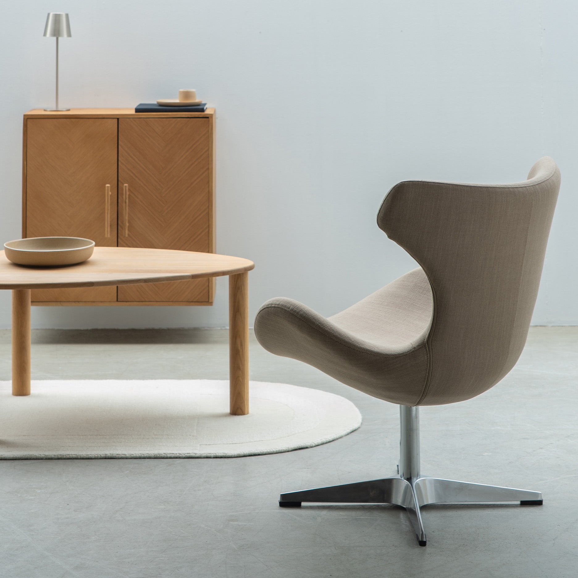 Kato loungestol stof m. chromedrejesokkel