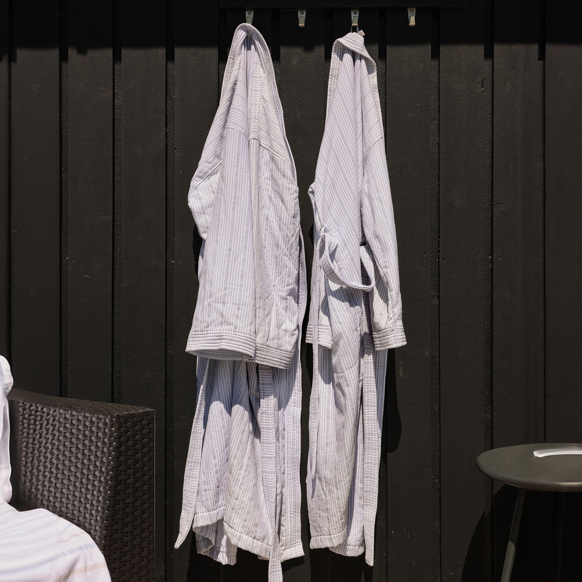 Bademantel in Staubblau mit Streifen – Größe L/XL